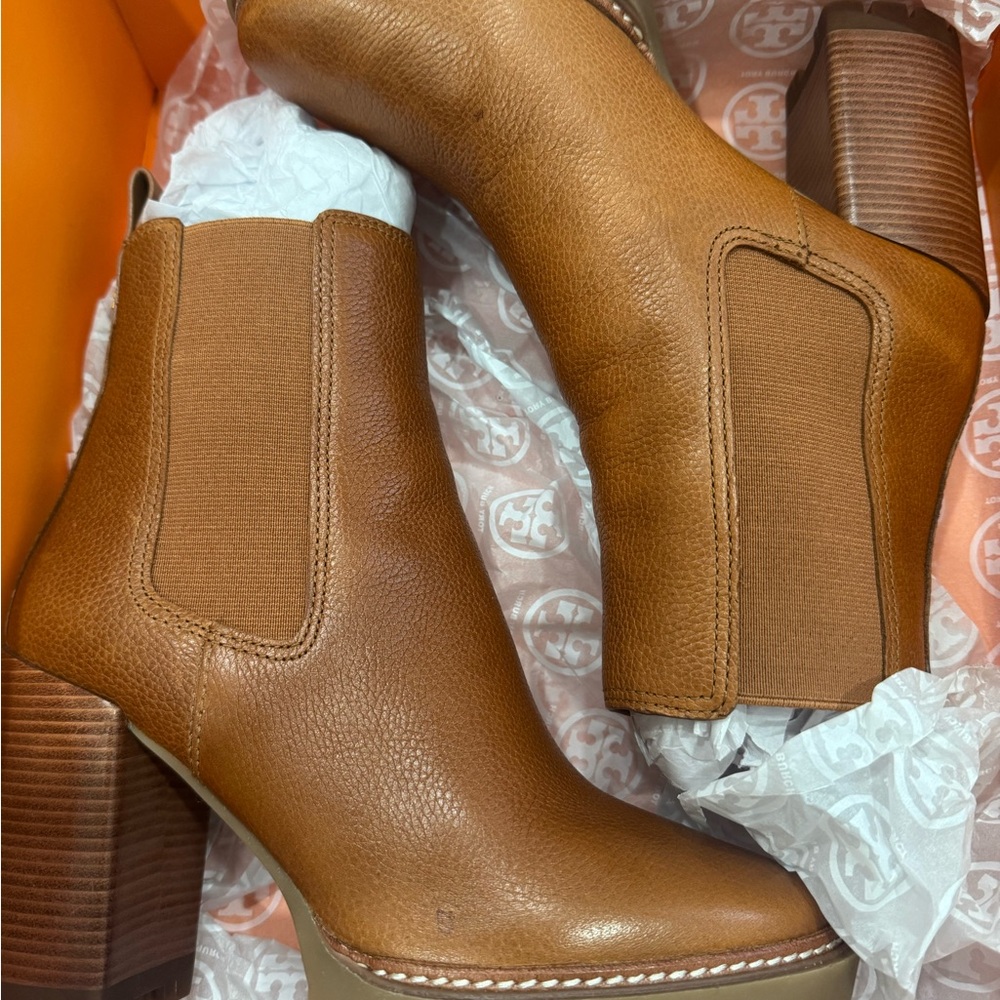 Tory Burch Chelsea lug bootie++7+Blanched Almond 70+Almond tumbled Leather - Picture 11 of 15